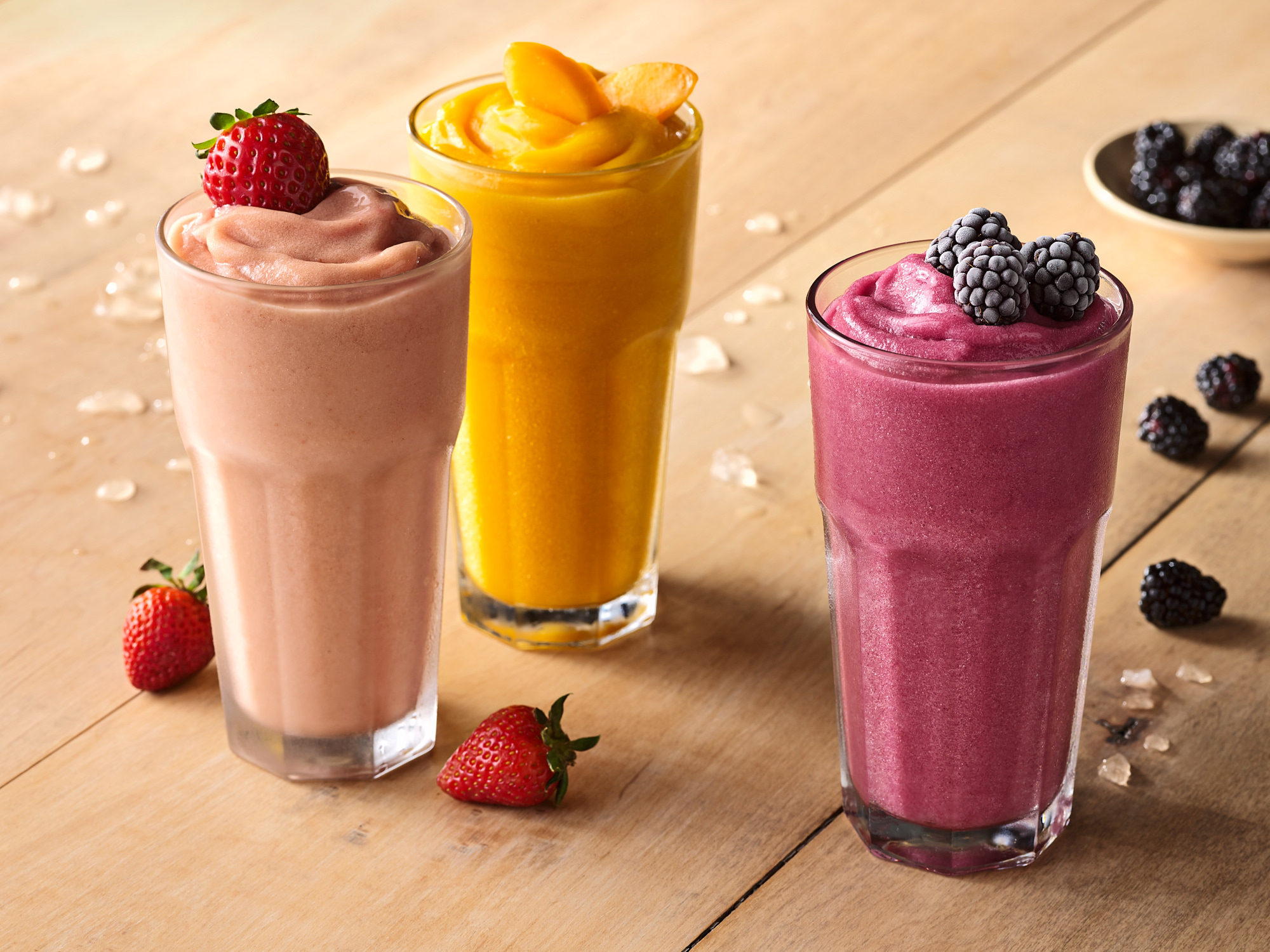 Los Angeles commercial food photographer Vinnie Finn shoots new remote work for Applebee's. Previous fruit smoothie trio work featured. | SternRep