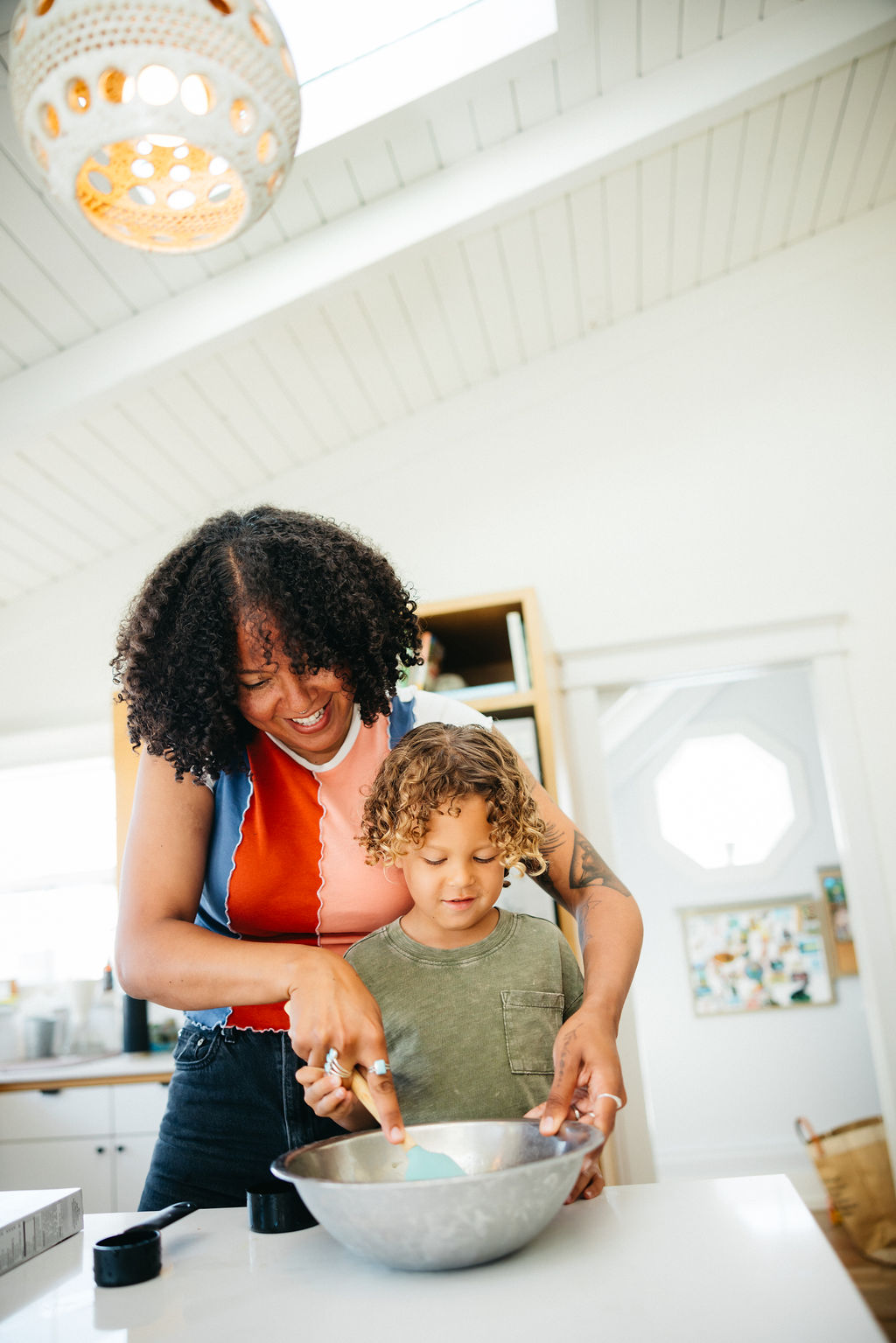 Photographer and director Alexa Miller photographs a lifestyle family session 