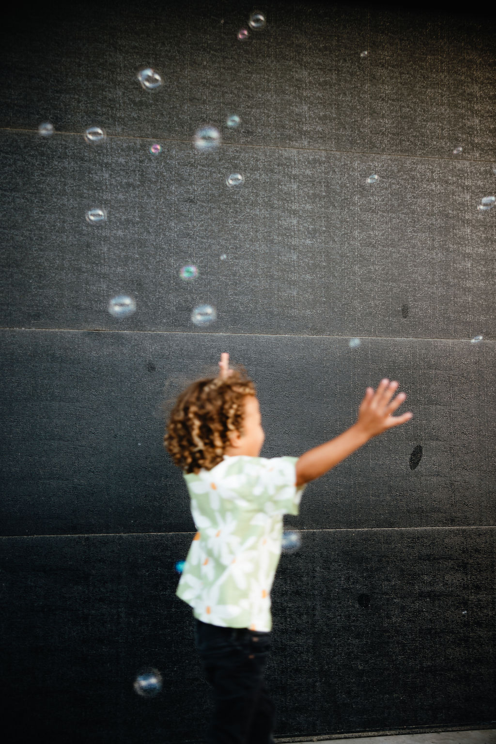 Photographer and director Alexa Miller photographs a lifestyle family session 